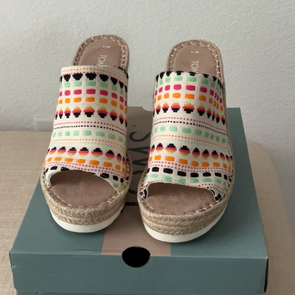 Tom’s women’s size 7.5 platform Monica mule